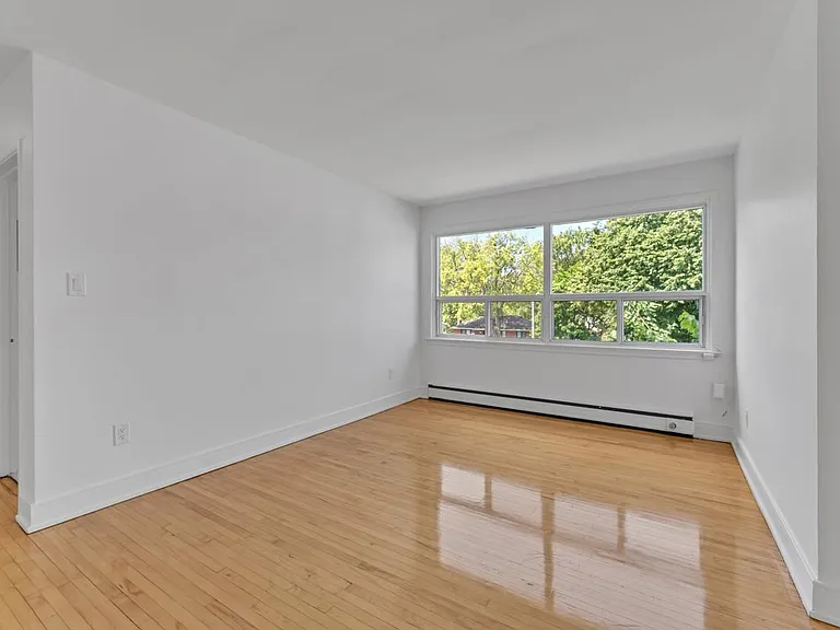 389 Yonge St — Photo 17