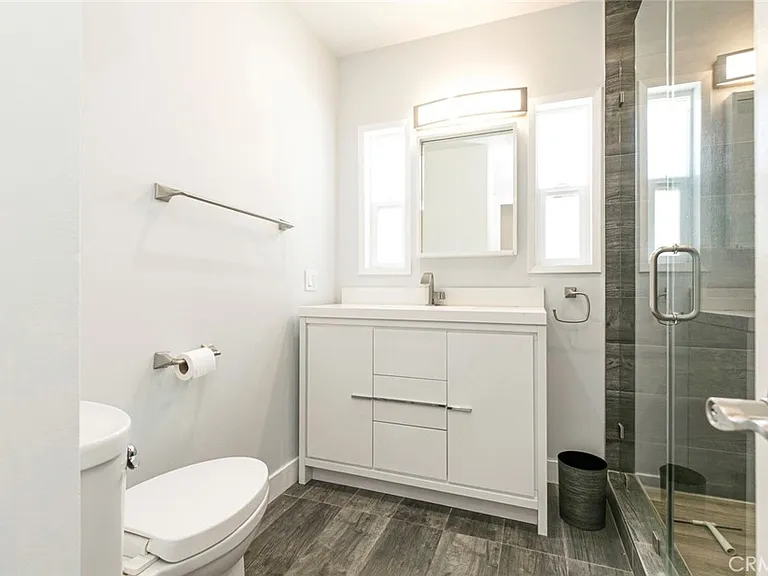 1527 N Screenland Dr — Photo 13