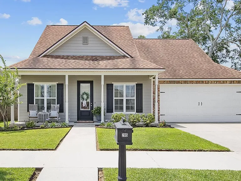 205 Oak Path Dr — Photo 1