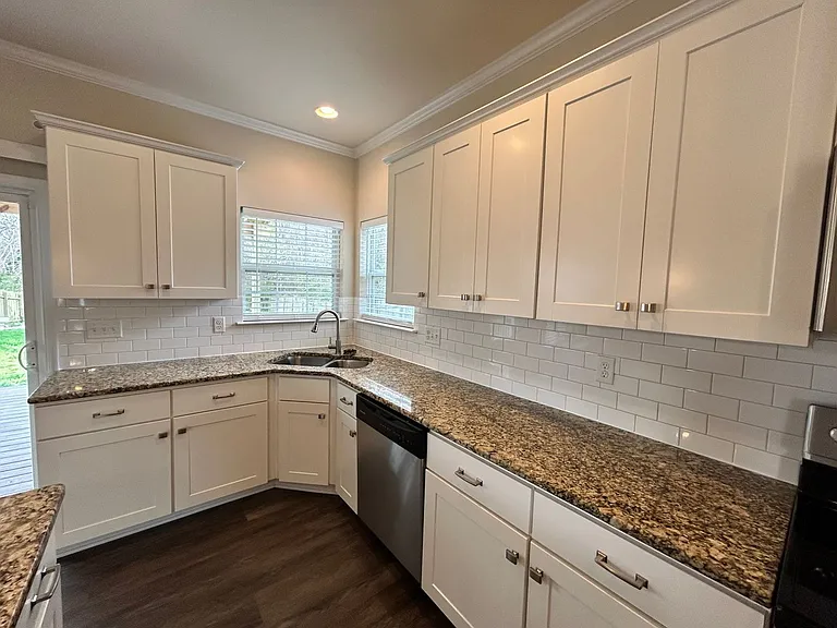 4901 Warwick Rd E — Photo 11