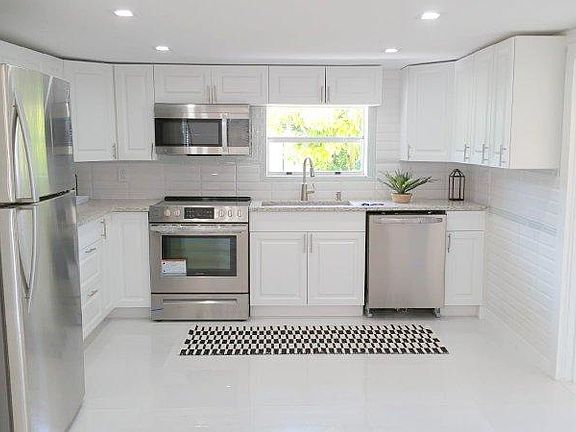 5th image of 230 SW Airoso Blvd