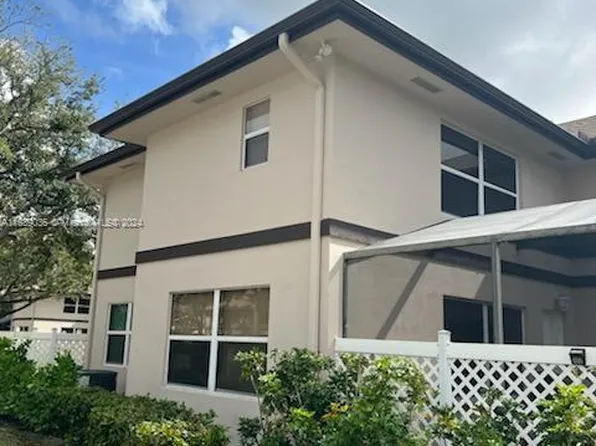 5 Amherst Ct APT D, Royal Palm Beach, FL 33411