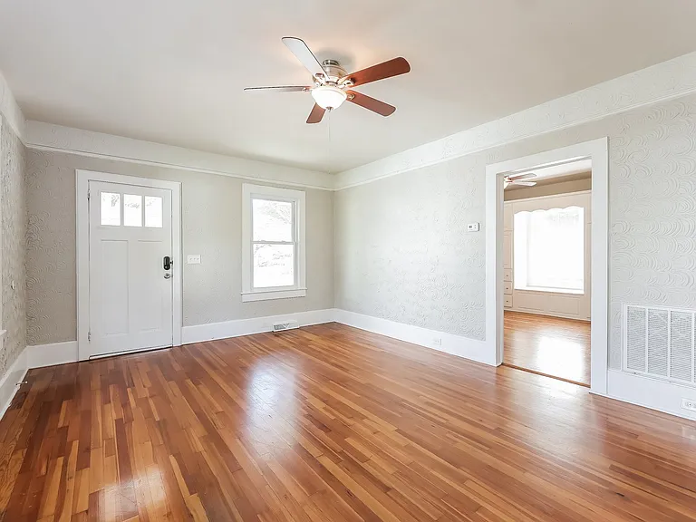 14887_018_living_room_13267189.jpg