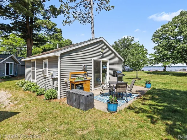 80 Locust Ln, Cadillac, MI 49601