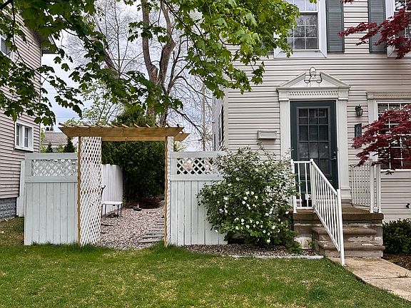 Front view with Privacy area