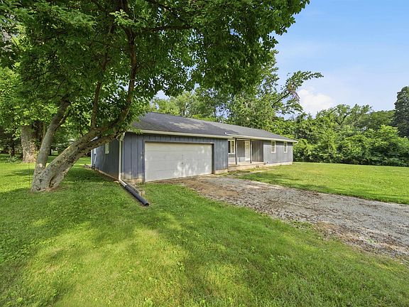 3rd image of 1109 S Creve Coeur Ave