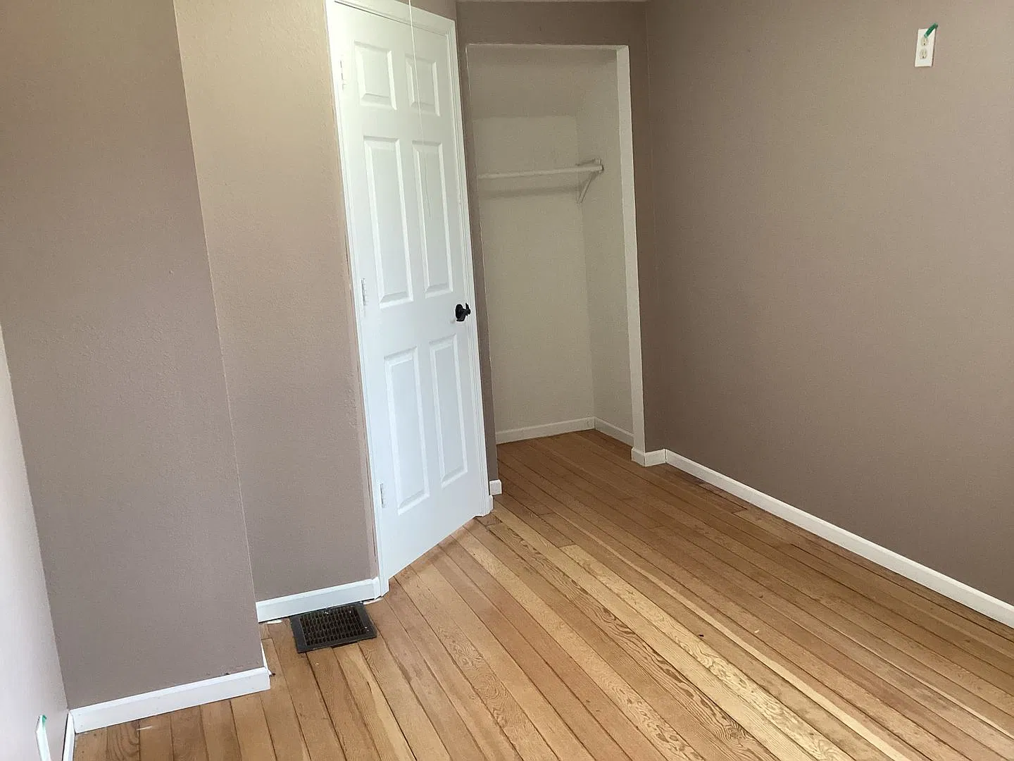 2 bedroom single family home wit attached garage — Photo 2