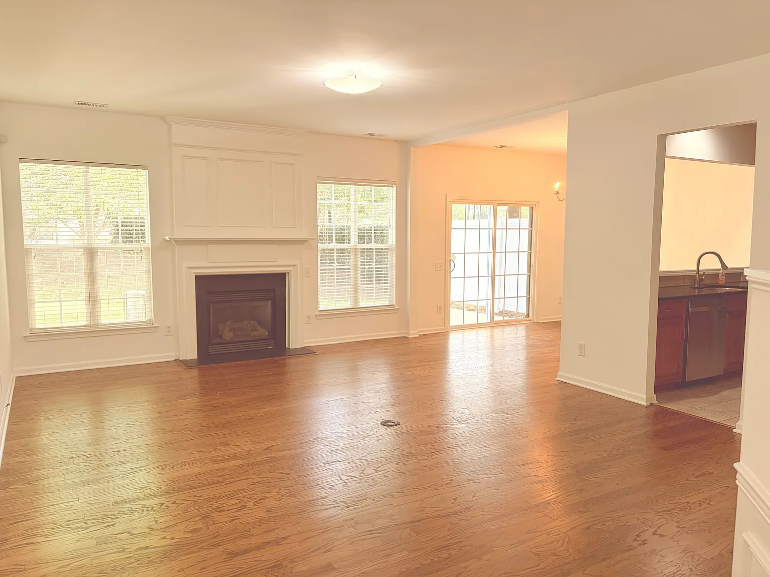 3 bed, 2.5 bath, 1836 sqft, $2,350 — Photo 3