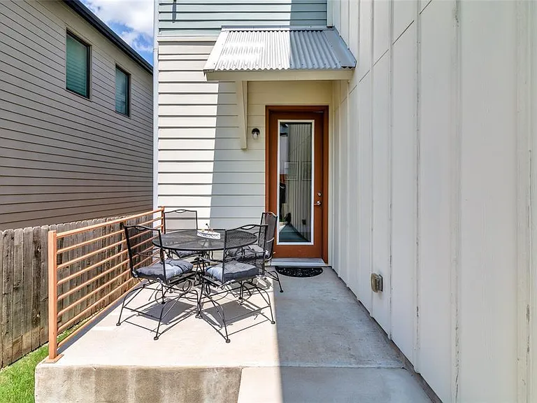 6025 Seville Dr — Photo 32