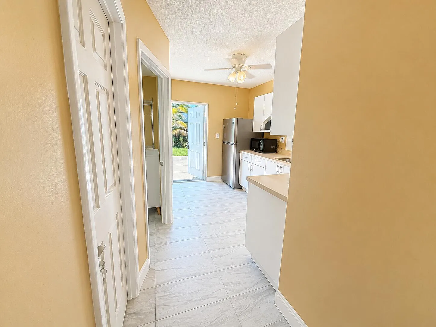 2 bed, 1.0 bath, 1698 sqft, $1,300 — Photo 2