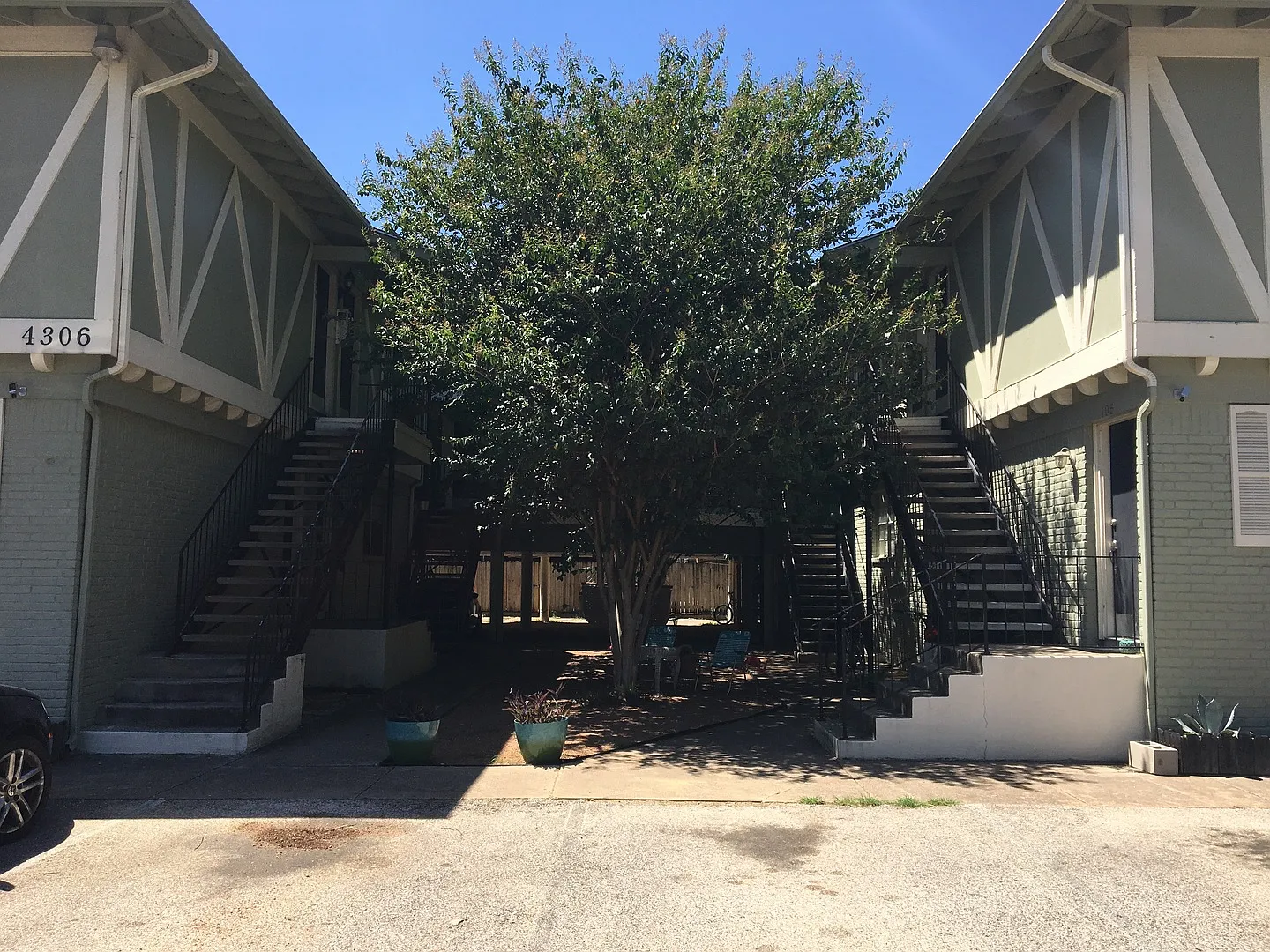 Available: 2 Br-1 Ba Hyde Park Condo / Laminate Wood Floors / Close To Ut And Downtown — Photo 1