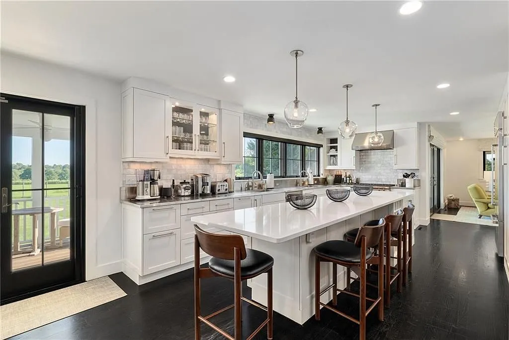 4 bed, 2.0 bath, 3712 sqft, $8,500 — Photo 2