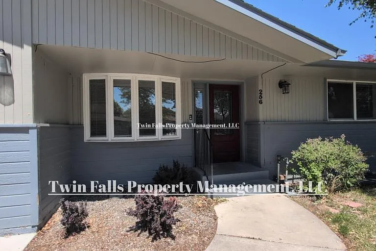 256 Crestview Dr — Photo 2