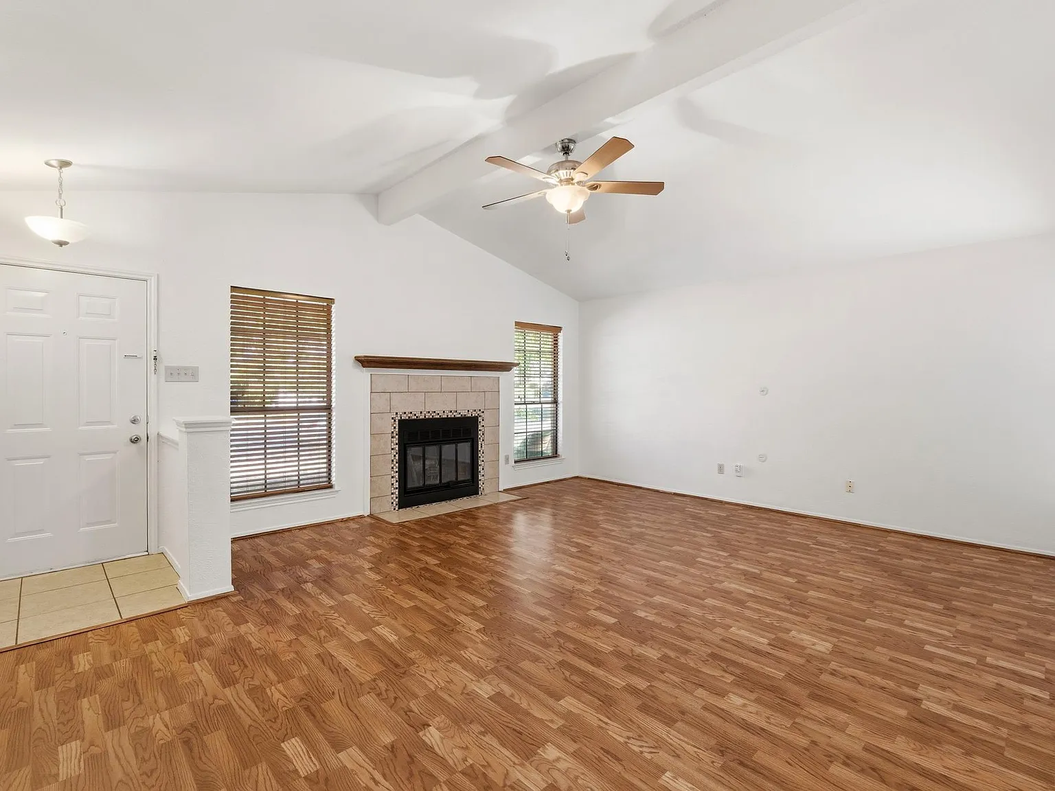 3 bed, 2.0 bath, 1364 sqft, $2,500 — Photo 3