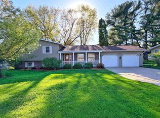903 Pine Ridge Ct, Decorah, IA 52101