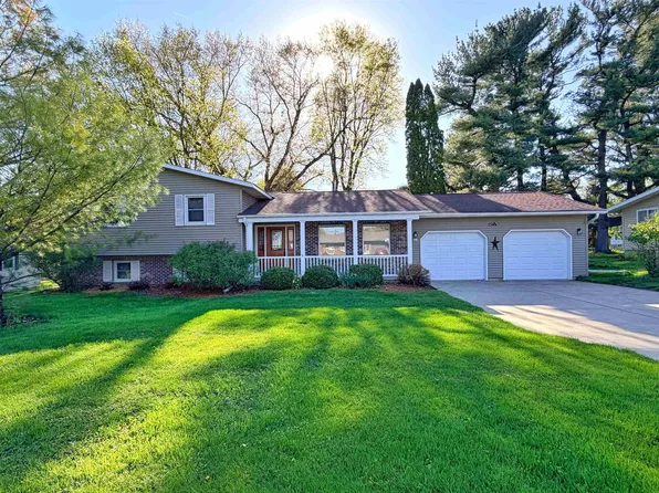 903 Pine Ridge Ct, Decorah, IA 52101
