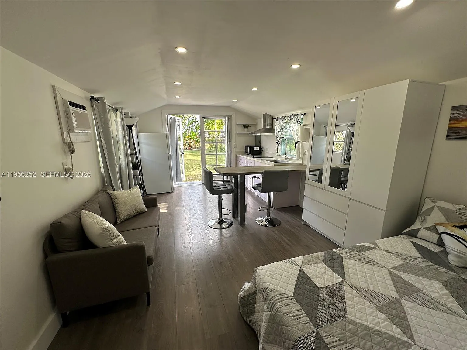 Studio, 1.0 bath, 270 sqft, $1,400 — Photo 4
