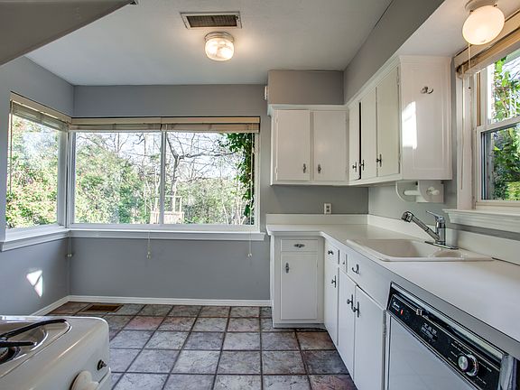 4th image of 6703 Sunnyland Ln
