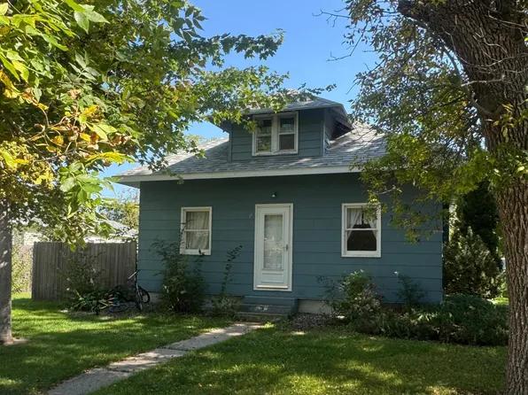 115 S Main St, Gwinner, ND 58040