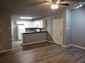 1221 W Hopkins St, San Marcos, TX