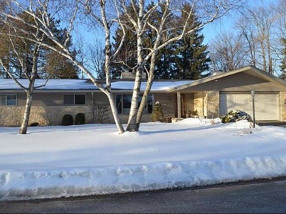 2nd image of 610 E Glencoe Pl