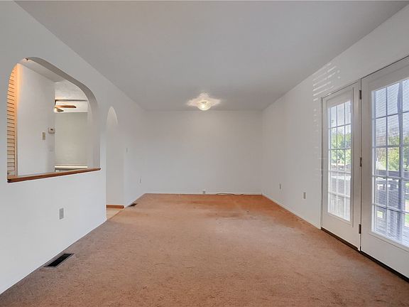 3rd image of 1402 Timberglen Dr