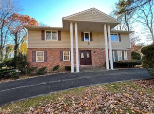 15 Old Brook Rd, Dix Hills, NY 11746