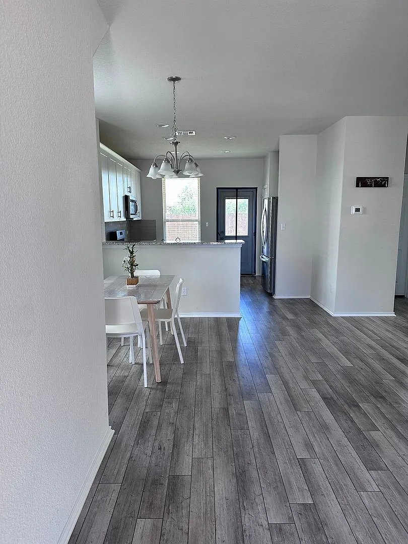 Modern 4-Bedroom Home with Smart Features in Prime Georgetown Location — Photo 2