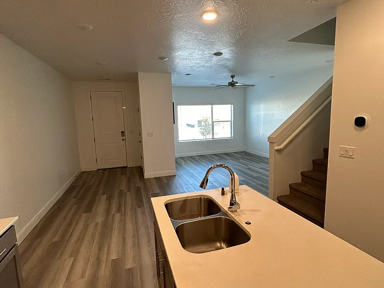 645 W Scarlet Hill Dr — Photo 5
