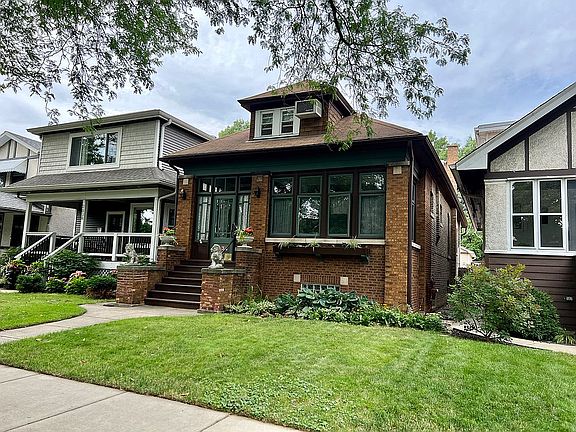 2nd image of 2836 W Eastwood Ave