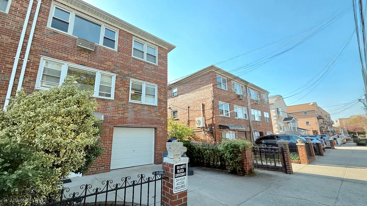 Building Photo - 164th St