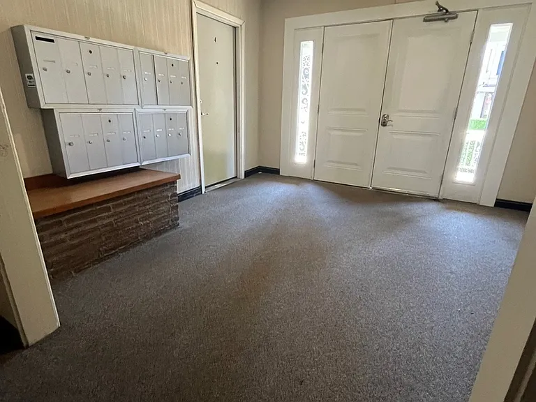 Elaine Apartments — Photo 31