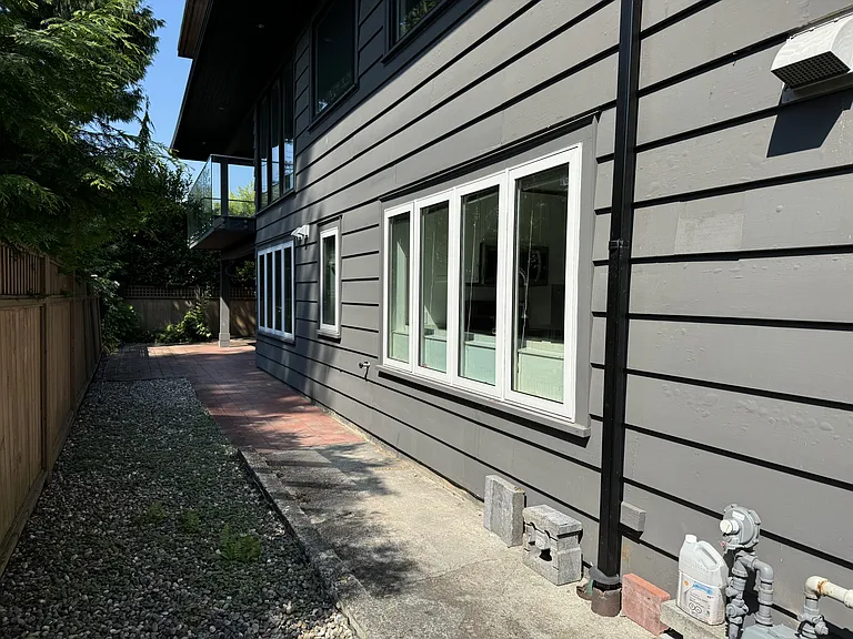 2410 Ottawa Ave — Photo 10