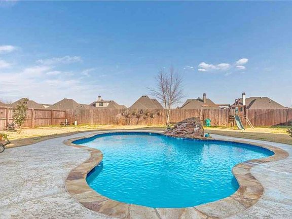 3rd image of 637 Bitter Pecan Dr