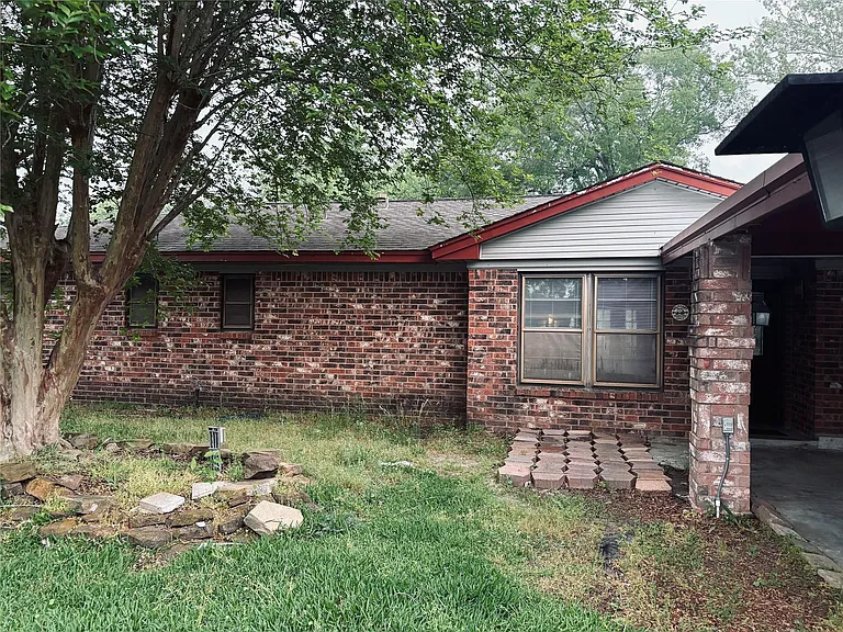 415 Zinn Dr — Photo 2
