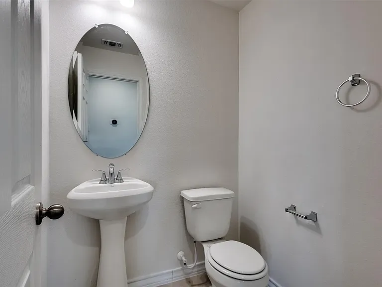 749 Windsor Dr — Photo 17