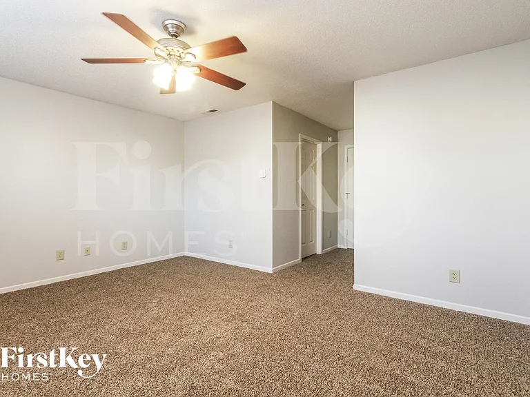 744 Thornwood Ln — Photo 8