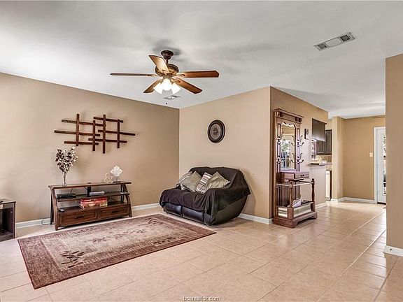 4th image of 1904 Dartmouth St APT M4