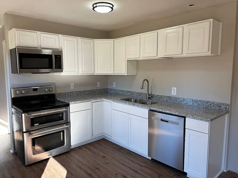 3 bed, 1.0 bath, 988 sqft, $1,175 — Photo 2