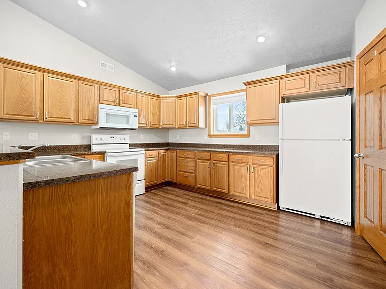 305 E 5th St #UPPER — Photo 6