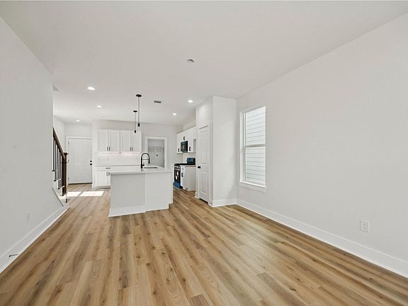 3rd image of 418 Delaware St