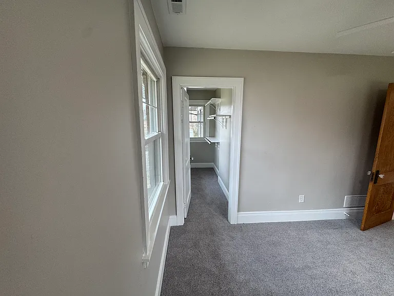 724 S Grand Ave — Photo 8