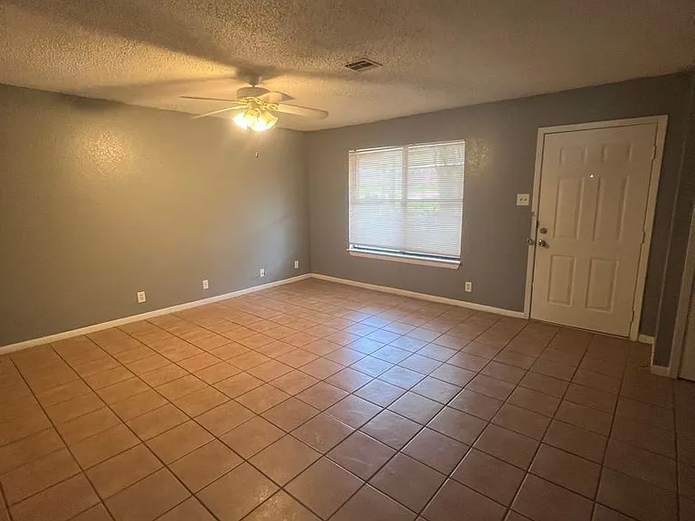 2221 Windsor Ave — Photo 3