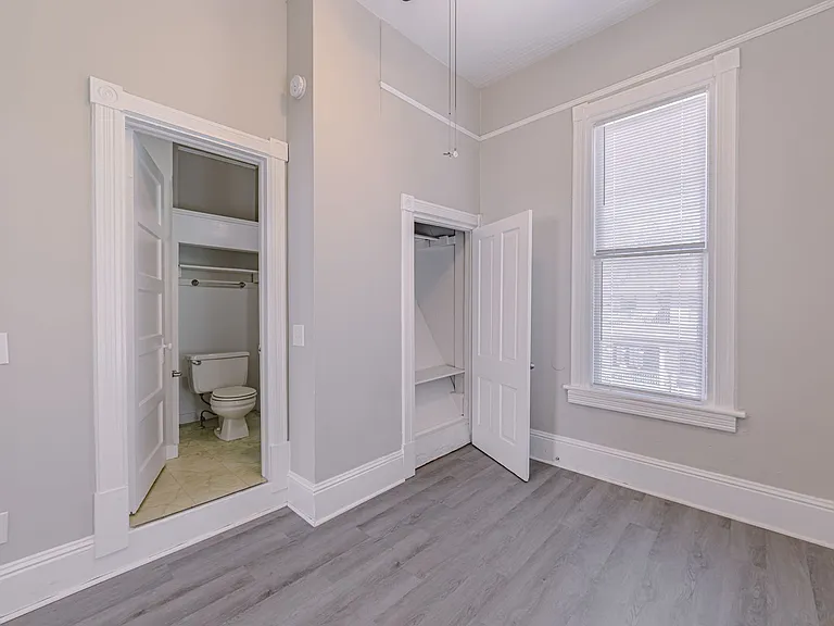 Victorian Village Apartments — Photo 27