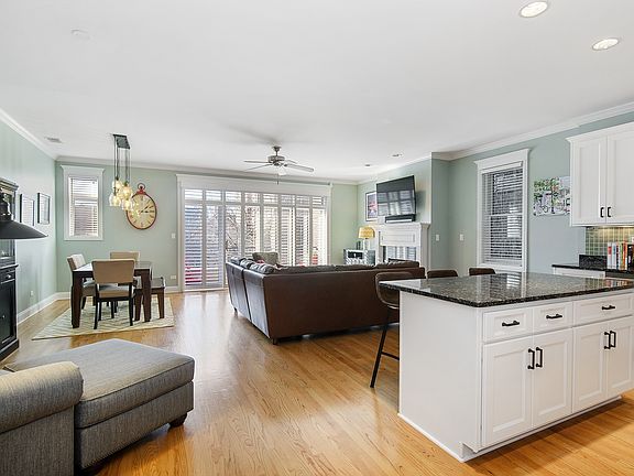 2nd image of 5057 N Clark St #2N