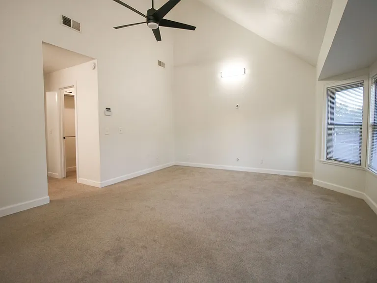1225 S Lawton Ave — Photo 12