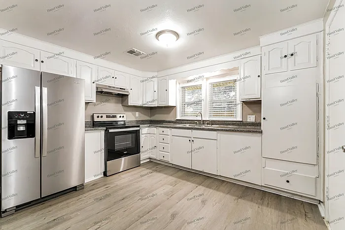 1100 Locust Dr — Photo 5