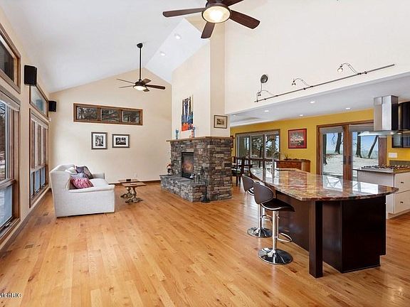 5th image of 4486 Greenwood Dr