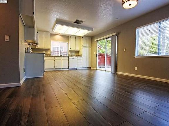 3rd image of 17 Regina Dr