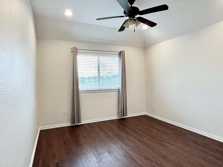 2204 Paige Ct — Photo 35